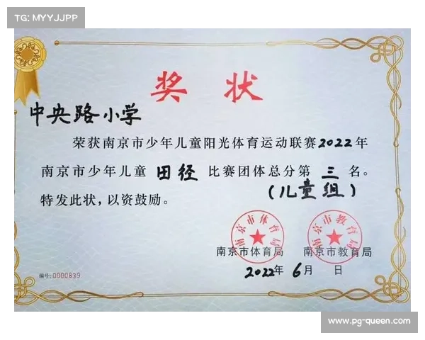 北京市体育局局长为拳击少年颁奖强调 体育精神远胜奖牌意义 北京市体育局局长为拳击少年颁奖强调 体育精神远胜奖牌意义